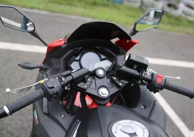 国内首款自主摩托跑车，犀利车身，实测极速146km！
