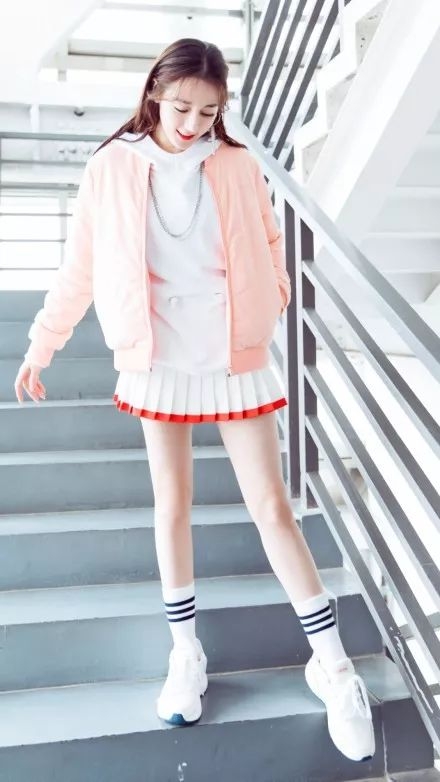 关晓彤北京大妞造型获封“出道最佳”，最新一波小花美照你pick谁