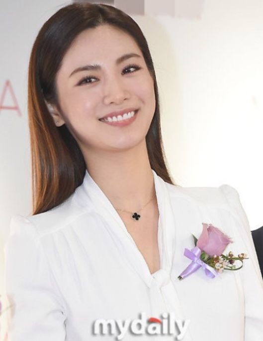 超越刘亦菲连续两年被评为亚洲最美的她，突然肿成这样了？