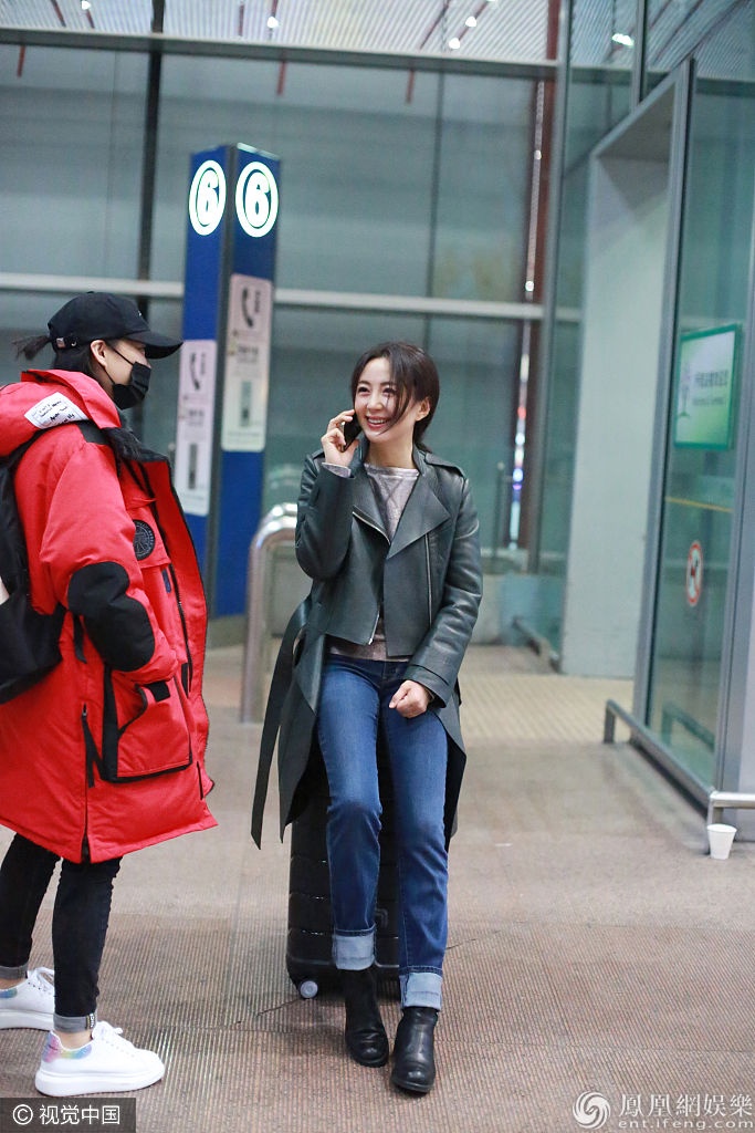 杨童舒保暖装扮“养生式“走机场  坐行李箱语聊秀出大长腿