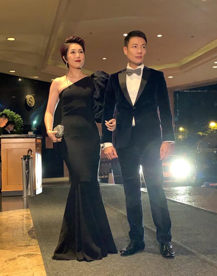 两大女神刘嘉玲、关之琳穿深V裙斗艳，惊呆众人