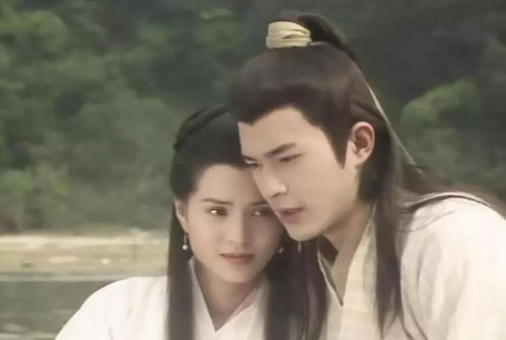 与大20岁离异富商相恋10年被抛弃，为此抑郁到自杀，能不能长点心？