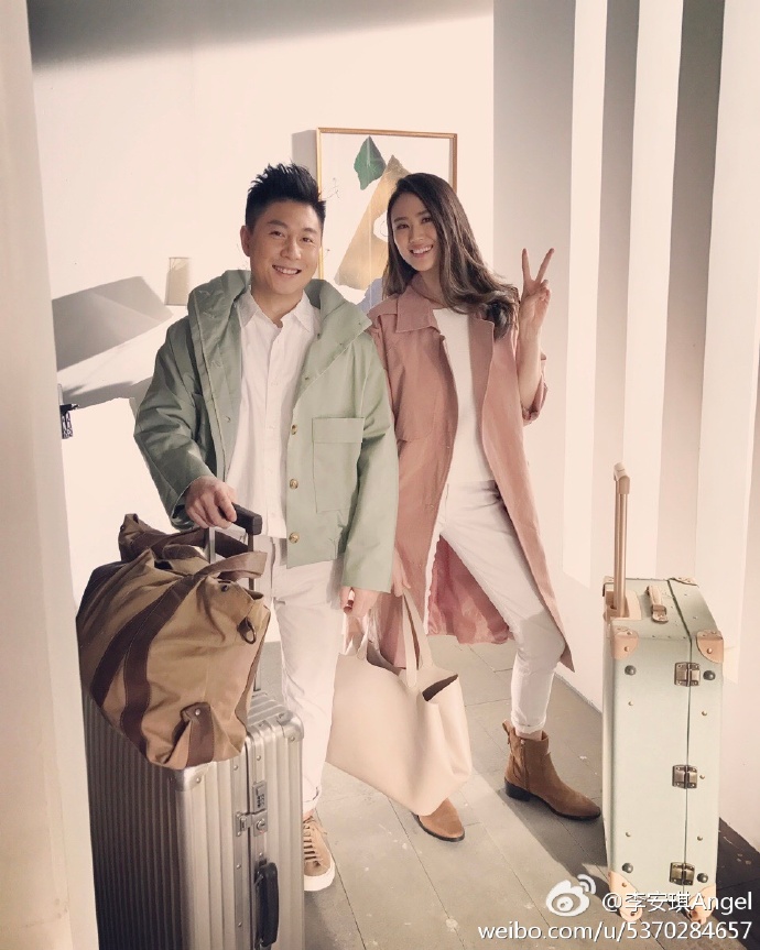 李小鹏儿子才2岁啊,站姿比奥莉还撩人,网友:深得李安琪大长腿的真传!