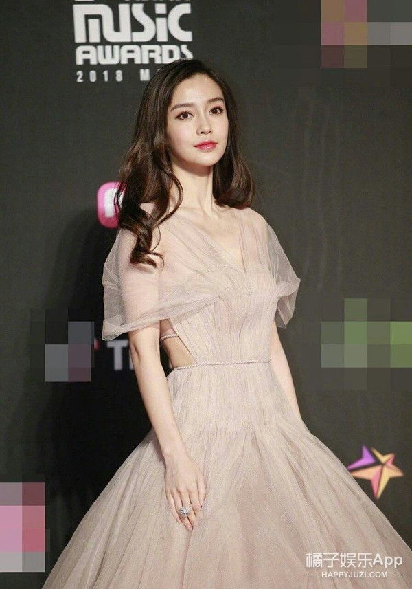 零下十度穿吊带露背镂空纱裙，这些明星真的不冷吗？