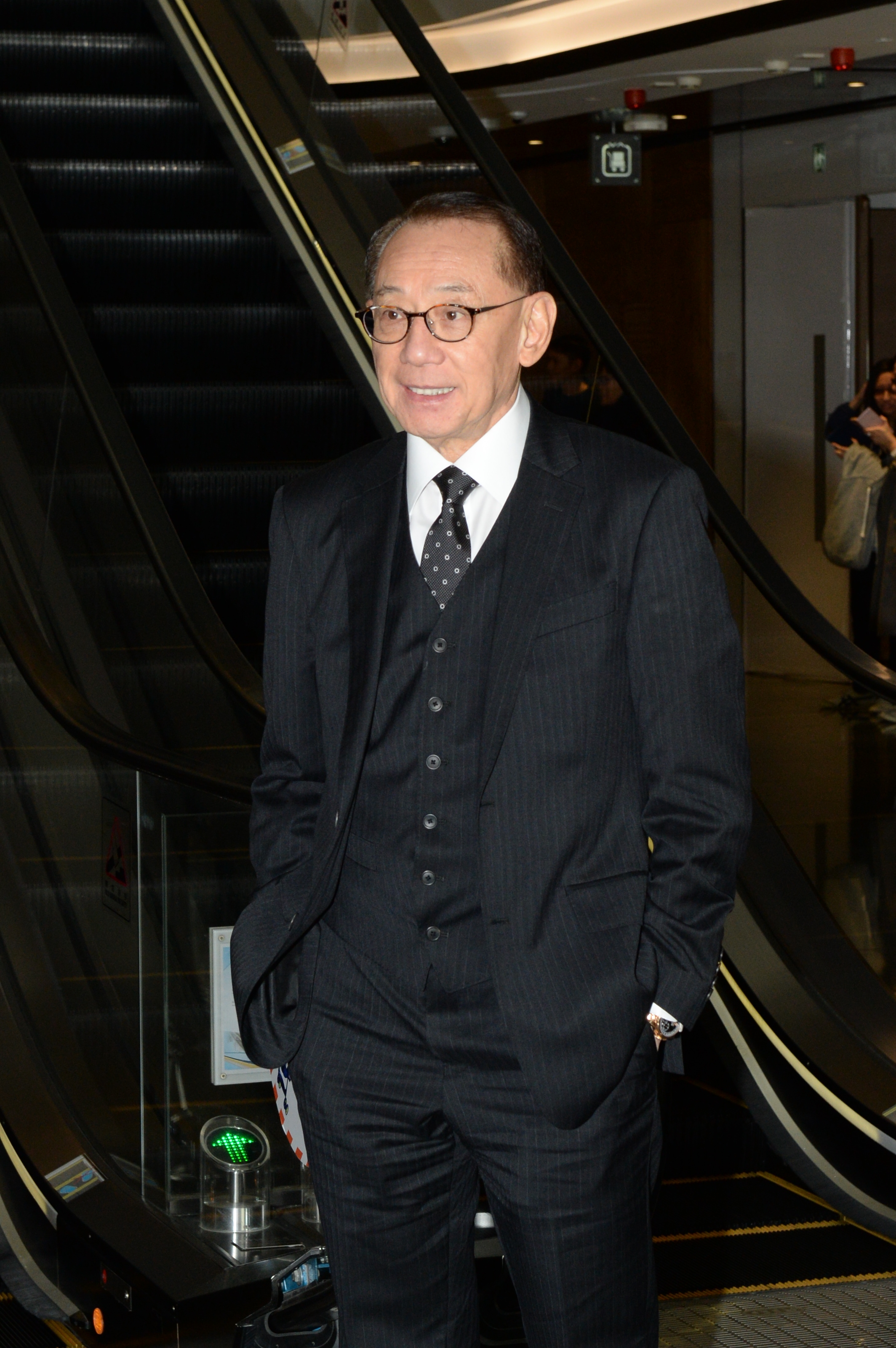 阿娇和赖弘国登记结婚甜笑 蔡卓妍容祖儿到贺、经纪人派发红包