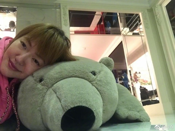 小s自曝脸上的肉毒杆菌和玻尿酸快消失了，她为此感到开心