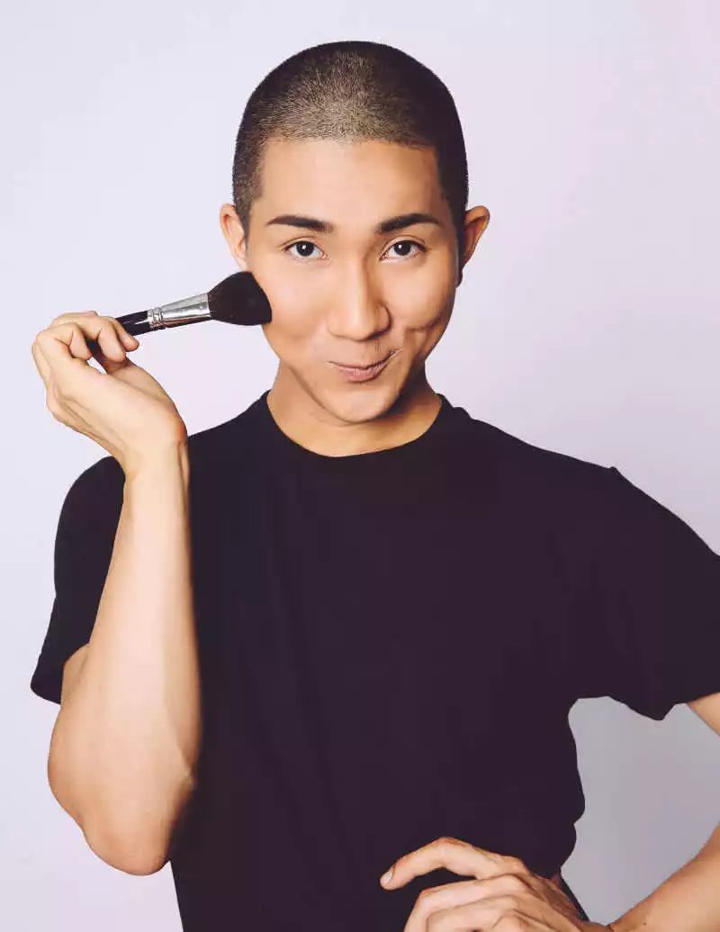 这个和尚，竟然是个公开出柜的美妆大师