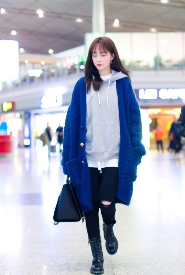 沈梦辰怎么想的?长卫衣配短靴竟穿出小短腿,真