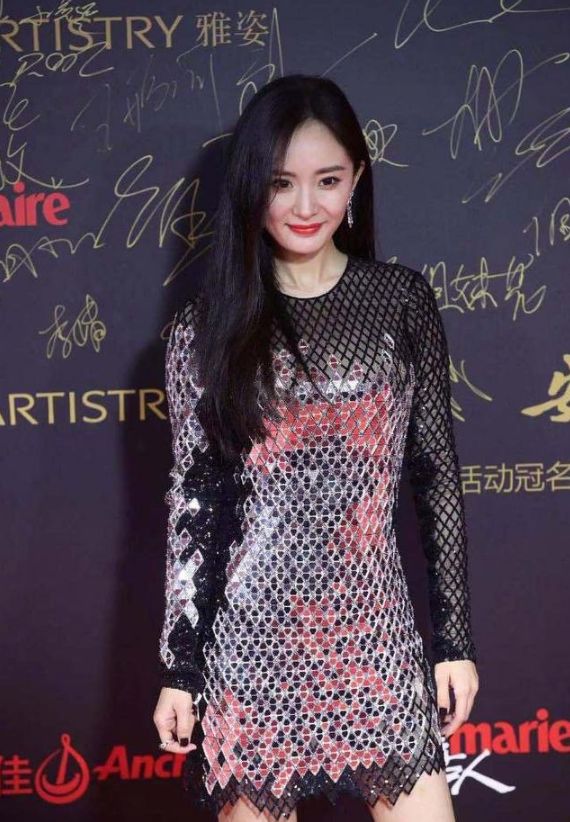 零下9度穿吊带裙的宋祖儿被夸碾压全场大小花，这妈妈桑发型认真的？