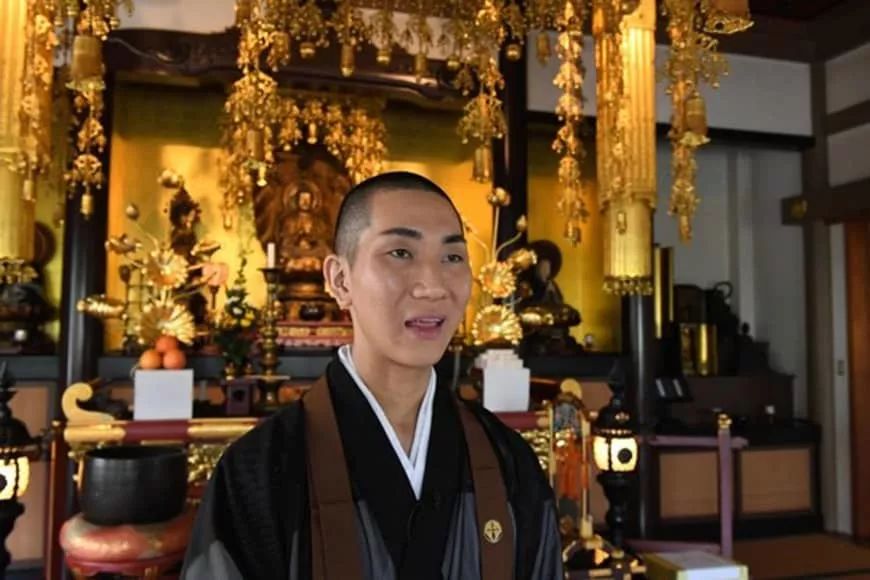 这个和尚，竟然是个公开出柜的美妆大师