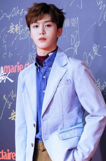 零下9度穿吊带裙的宋祖儿被夸碾压全场大小花，这妈妈桑发型认真的？