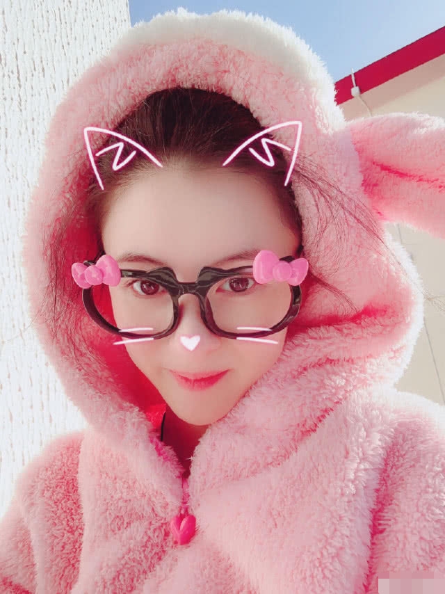 小王子满月，张柏芝设计的蛋糕用意不简单，唯独不见孩子父亲