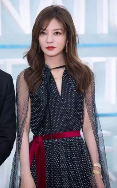 赵薇最新活动竟然瘦出蚂蚁腰，生图更惊艳！