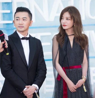 赵薇最新活动竟然瘦出蚂蚁腰，生图更惊艳！