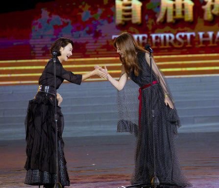 赵薇最新活动竟然瘦出蚂蚁腰，生图更惊艳！