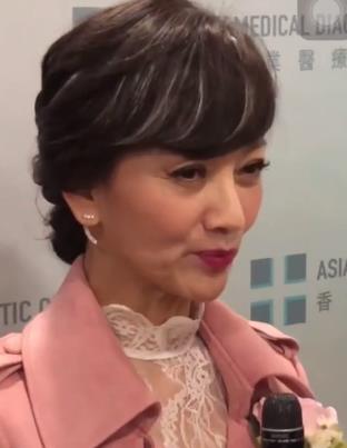64岁赵雅芝出席活动未修图曝光，满头白发惊呆众人！