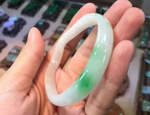 手鐲就一定是圓的？這些手鐲打破你的認知