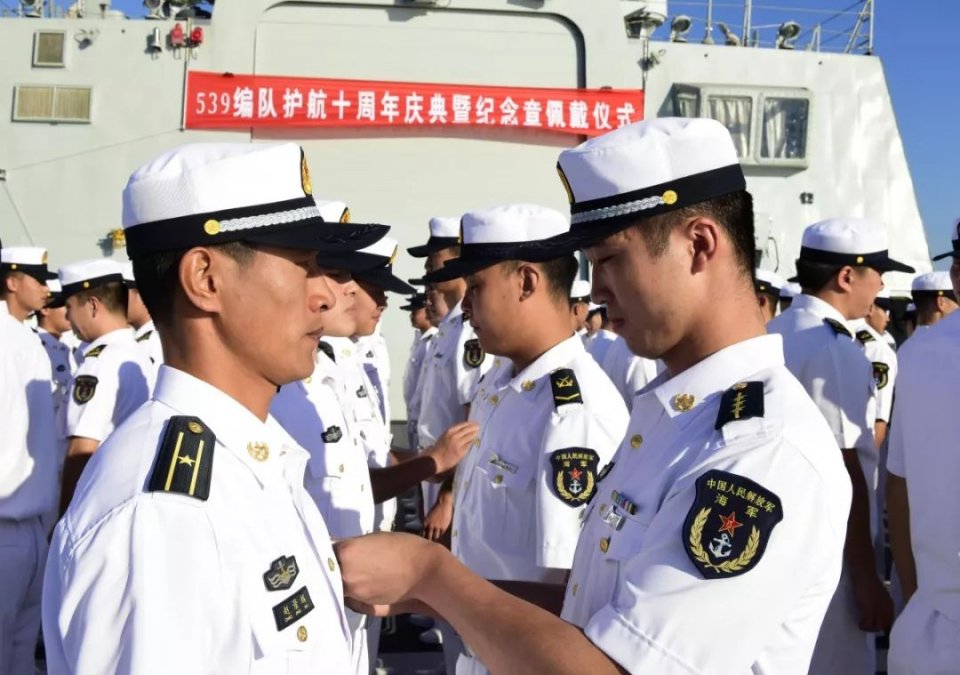 海军第三十批护航编队举行纪念章佩戴仪式