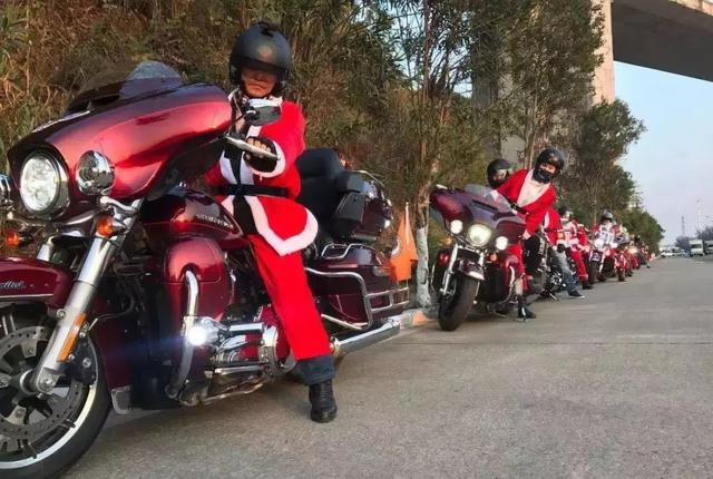 圣诞节,那些不骑驯鹿骑哈雷的圣诞老人们