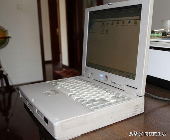 1999年中国家庭的一台东芝笔记本,28600元,左下角是软驱.