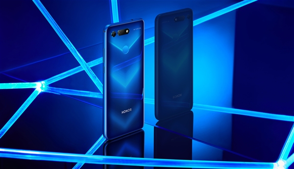 意大利奢侈品牌MOSCHINO助攻：荣耀V20红蓝图赏