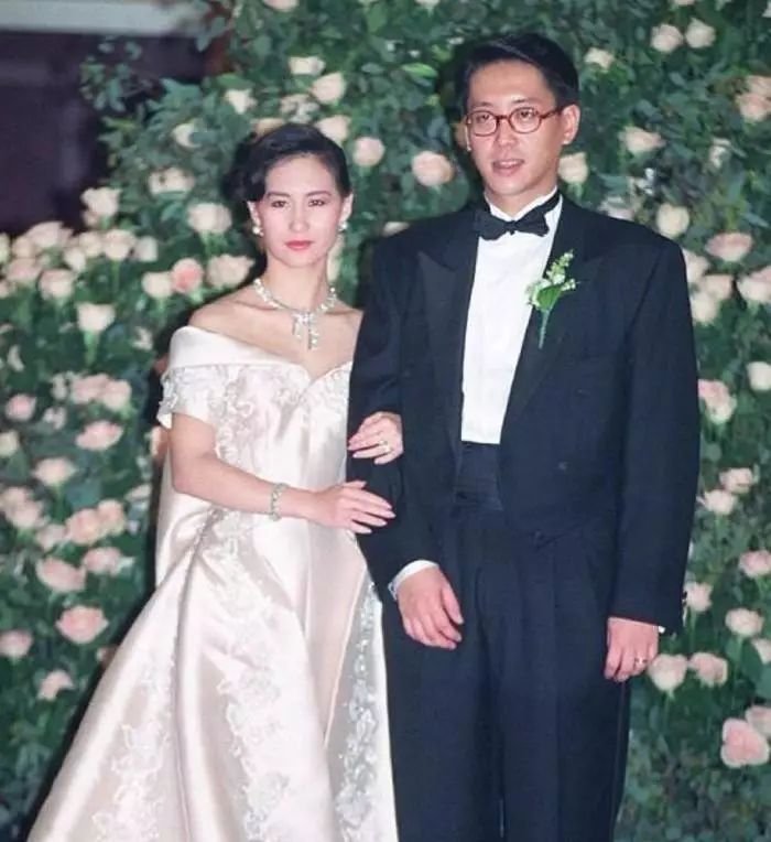 李嘉欣公公去世，420亿遗产不给儿子一分，豪门梦破碎了？