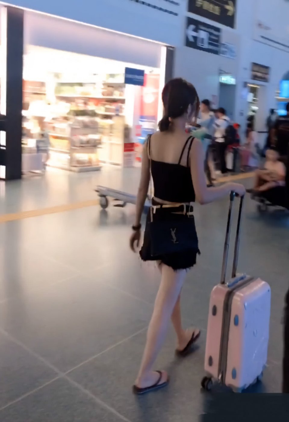酒店的挂钩网友火,还隔空穿短裤,情趣:皮带浏阳美女米兰乐居图片