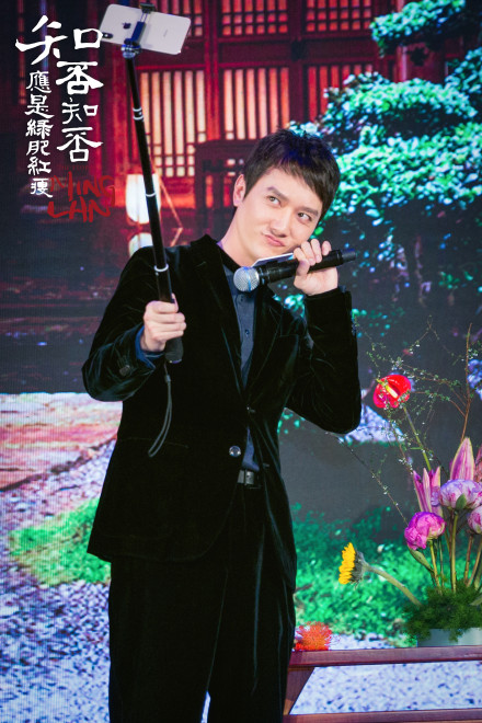 赵丽颖深夜晒自拍撞脸谢娜,网友:孕相明显