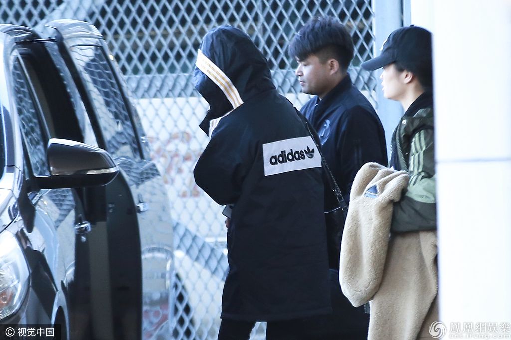 杨幂官宣离婚后首次现身机场 包裹严实不见真容只露美腿