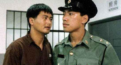 当年香港拍电影有多节俭?《古惑仔》中东星乌鸦掀桌子