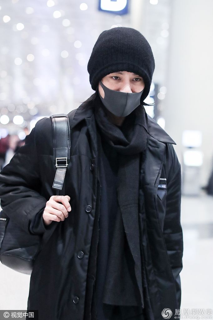 陈坤全黑套装携帅气侄子机场秀 拿笔记本+佛串变“佛系大佬”