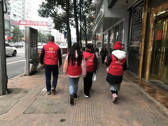 安顺经开区“橙丝带”创文志愿者，点亮城市文明留影不留痕