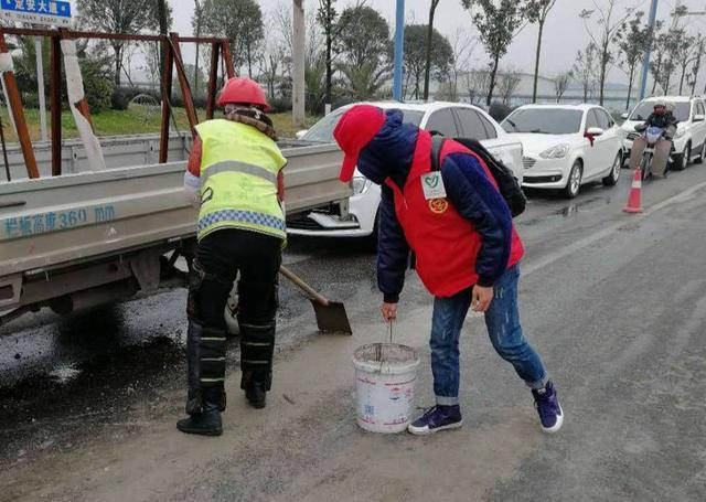 安顺经开区“橙丝带”创文志愿者，点亮城市文明留影不留痕
