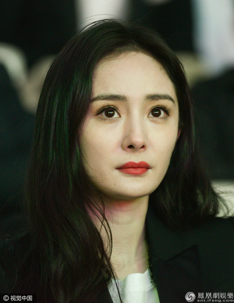 杨幂离婚后首次正式露面西装精致干练 谈话间举手显呆萌