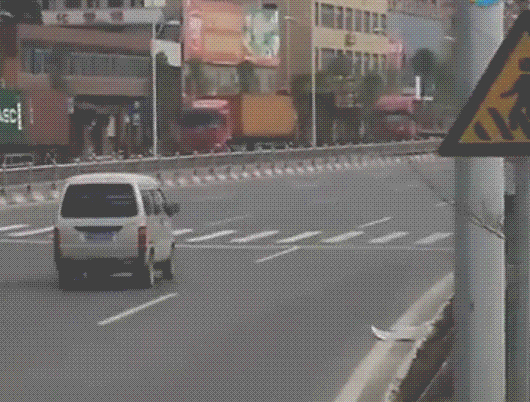 触目惊心的一组大货车车祸现场动图,提醒大家珍爱生命远离大货车