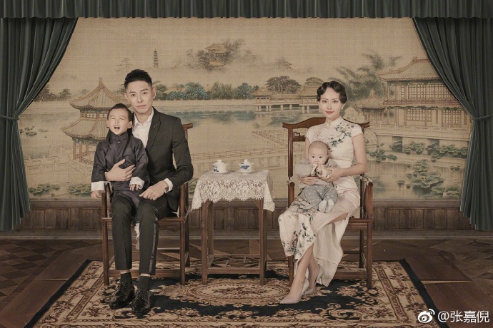 张嘉倪穿旗袍拍全家福，网友被这一家四口的颜值惊艳到！