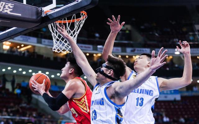 中国男篮后卫竞争惨烈，深圳争议后卫有望逆袭，两点或让李楠心动