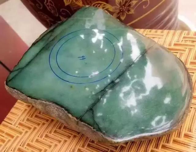 不起眼的一块原石成功逆袭,油青种翡翠也有不一样的春天