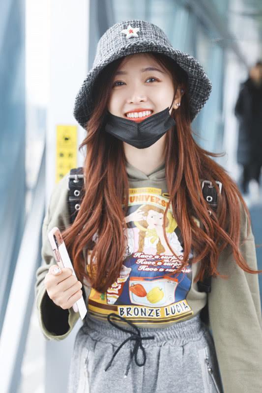 吴宣仪又穿那件蓝色羽绒服,配了条运动裤,穿出