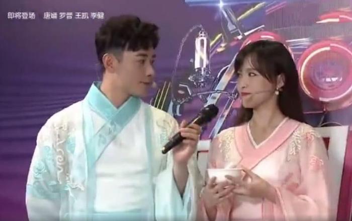 罗晋唐嫣婚后首次同台秀恩爱，深情对视唱情歌，甜到炸！