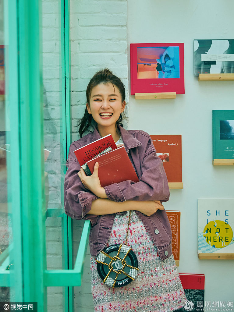 乔妹的日常！乔欣独自度过悠闲午后 橱窗内看书可爱随性