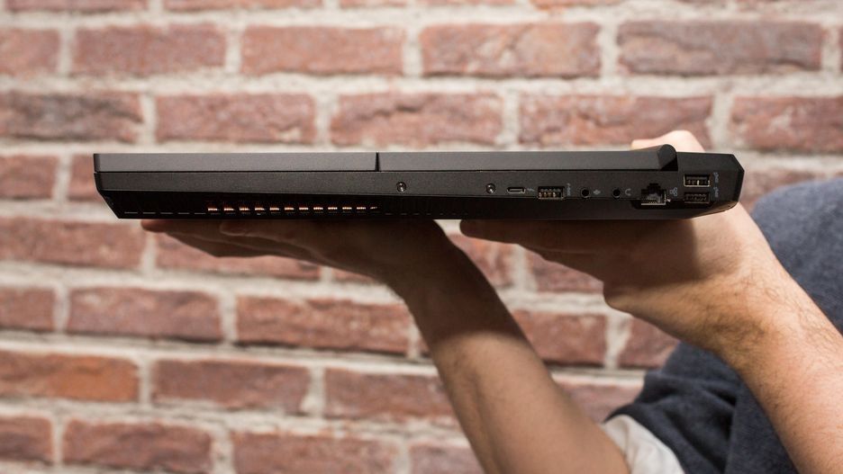 可玩3A游戏的航母级Surface 华硕推ROG Mothership笔电