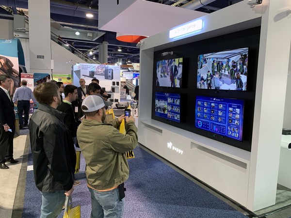 小狗机器人CES首秀 三大产品线出海亮相