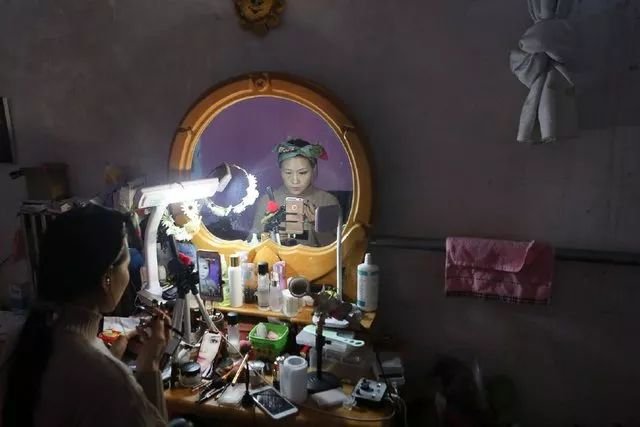 这个初中没毕业的小姐姐,用逆天化妆术,一个人