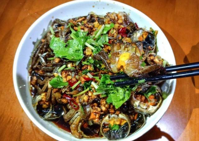 生腌海鲜绝对是潮汕人最爱的美食之一,用新鲜的海鲜加上姜蒜头芫荽