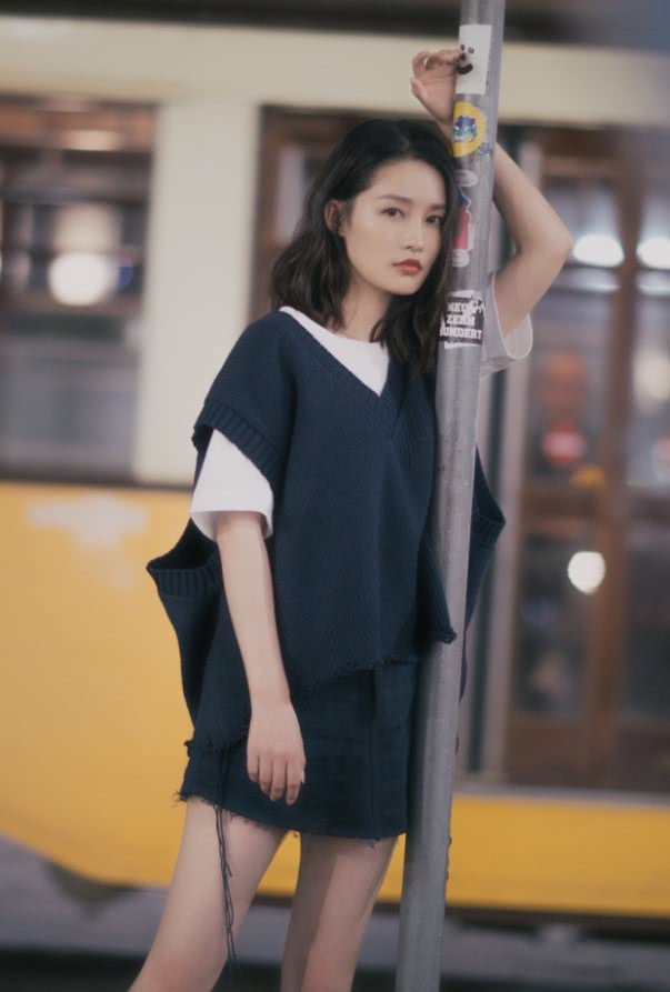 李沁穿的是什么?从上往下看是吊带裙,从下往上