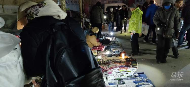 去“鬼市”，淘电子古玩