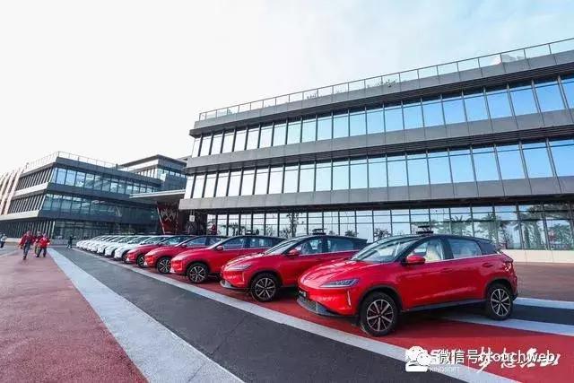 小米年会现场曝光：雷军何小鹏向员工送出21辆小鹏汽车