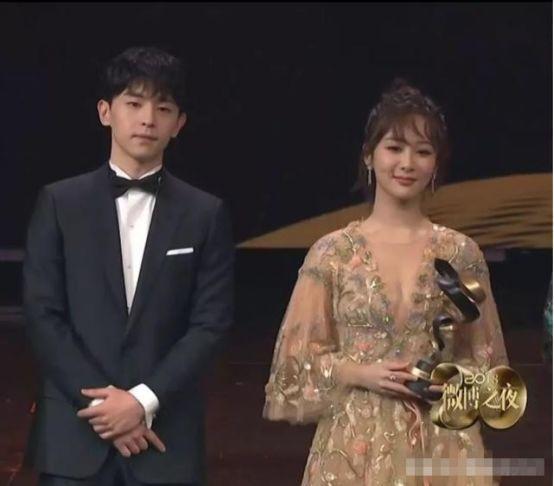 微博之夜看点多：王思聪嚼口香糖，杨幂挤C位，周星驰尴尬试戏！