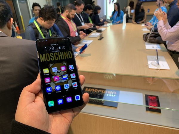 我们带了3台手机逛CES：结果荣耀V20把老外惊呆了